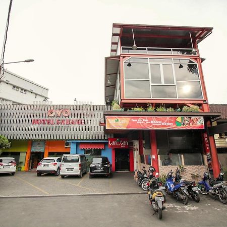 Vaccinated Staff - Oyo 352 Homestay Sabang Bandung Kültér fotó