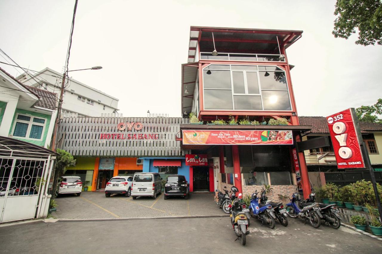 Vaccinated Staff - Oyo 352 Homestay Sabang Bandung Kültér fotó