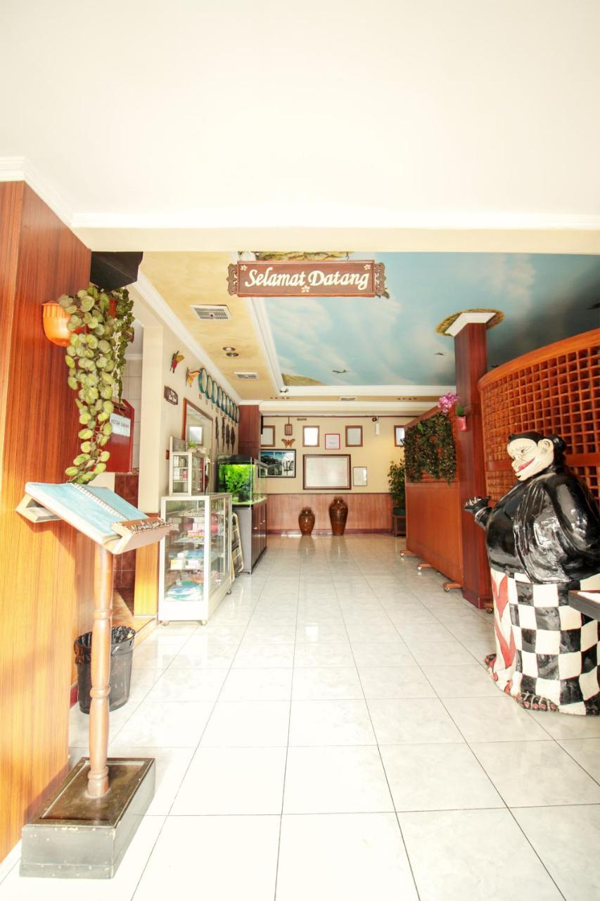 Vaccinated Staff - Oyo 352 Homestay Sabang Bandung Kültér fotó